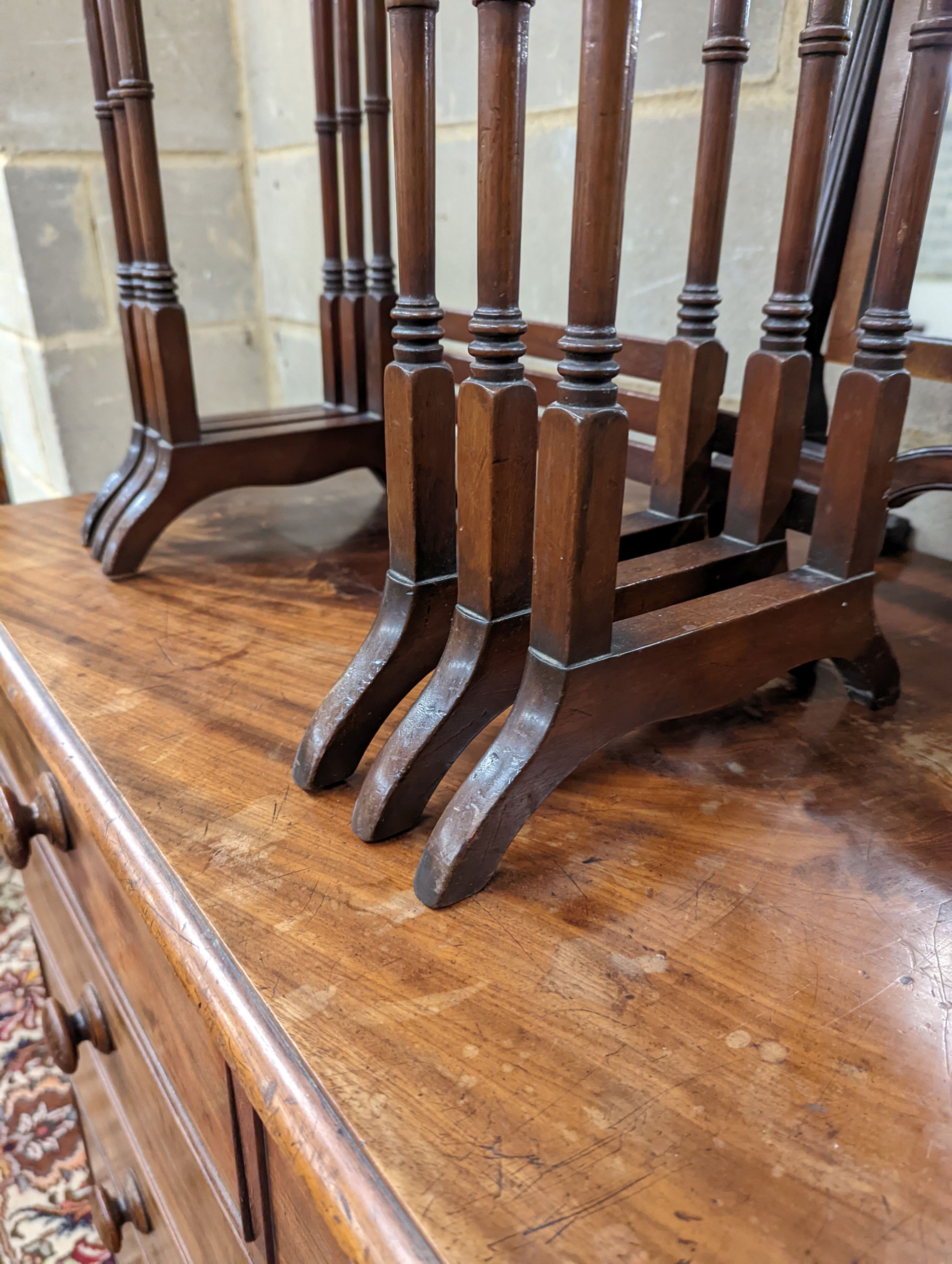 An Edwardian mahogany toilet mirror and a nest of tea tables. Tables measure - W-53cm, D-35cm, H-71cm.